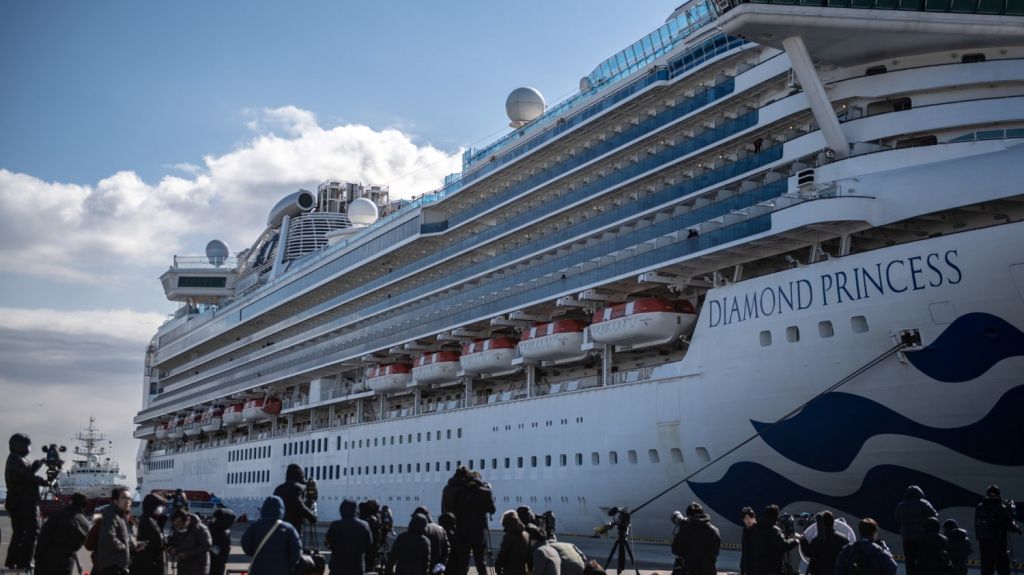  Video: Pasajeros con m&aacute;s de 80 a&ntilde;os y con complicaciones de salud comenzar&aacute;n a salir del crucero en cuarentena de Jap&oacute;n 