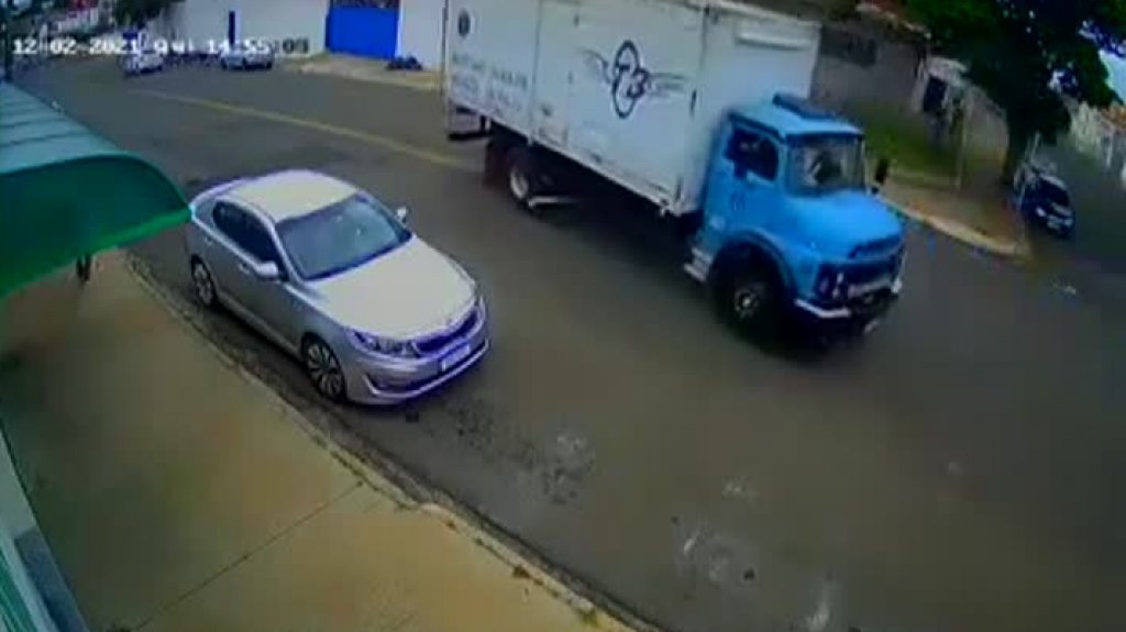  Video: Una mujer sin saber guiar se sube a un camión descontrolado y evita un accidente 