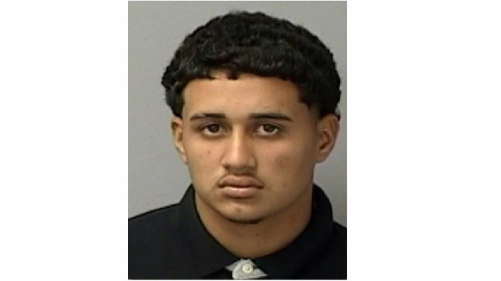  Este es el “Chamaquito” de 18 años que se “Embarro” cuando lo paró la policía en Manatí y disparo sin querer una pistola ilegal 