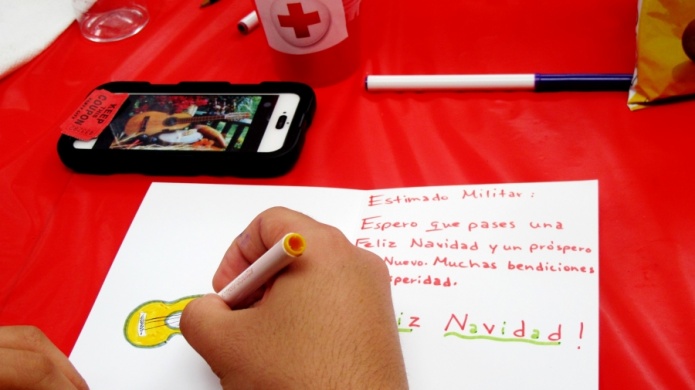 JÃ³venes de la Cruz Roja Americana confeccionan 600 tarjetas navideÃ±as para militares y veteranos puertorriqueÃ±os