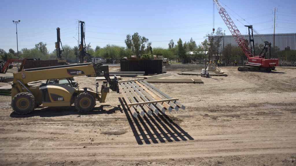  Trump considera "interesante" la idea de pagar el muro con dinero de El Chapo 