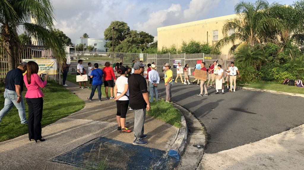  Padres protestan por lentitud en trabajos de limpieza de escuela en Luquillo que sufre plaga de ratones 
