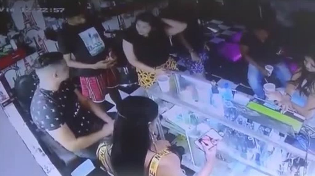  Video: Momento en que un hombre ataca con un machete a una mujer dentro de un negocio 