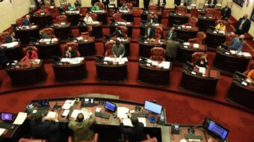  Senado aprueba medida para facilitar compra de equipos solares y vehículos eléctricos 