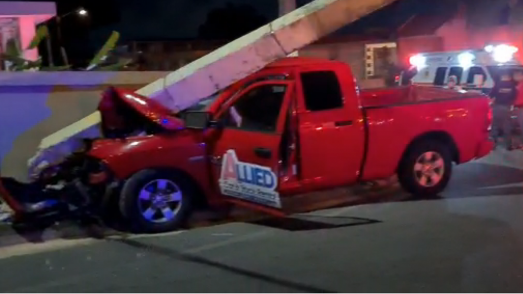  Video: Sano y salvo conductor que se estrell&oacute; anoche contra un poste en Bayam&oacute;n 