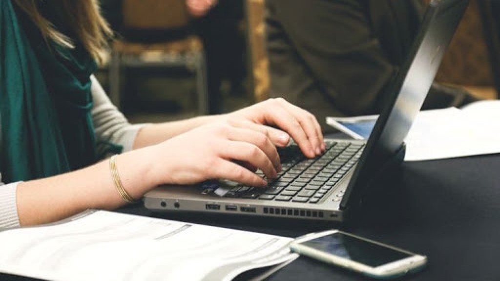  Gobernadora anuncia extensi&oacute;n de fechas para que estudiantes graduados de escuela superior soliciten y rediman incentivo para la compra de equipo tecnol&oacute;gico 