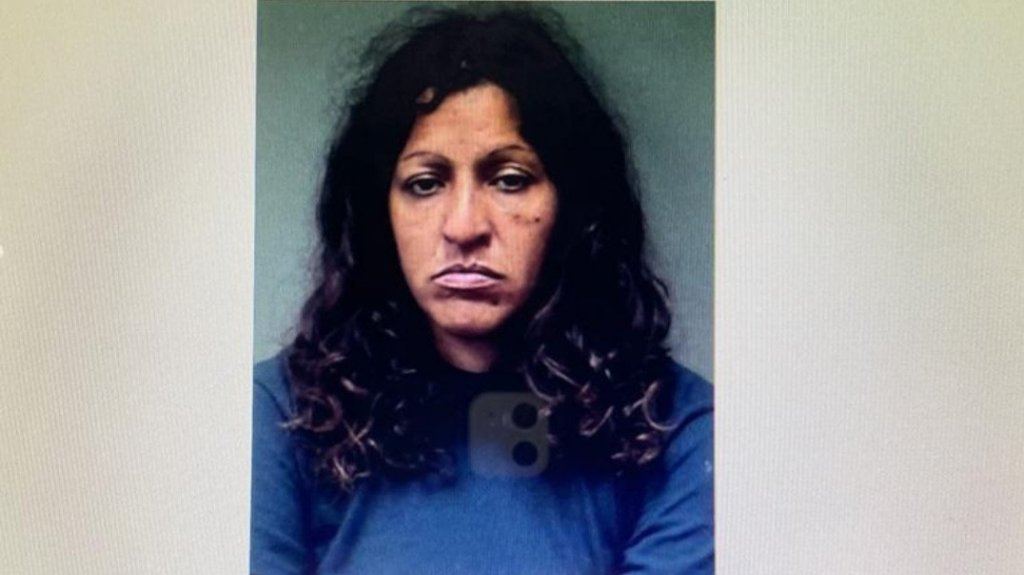  Mujer arrasa con cristales de local y puertas de un carro en negocio de autos en Barranquitas 