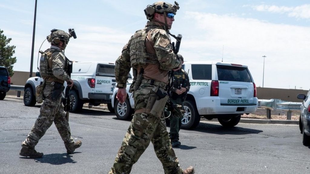  Aparecen las fotos del tirador de Texas armado con un rifle 