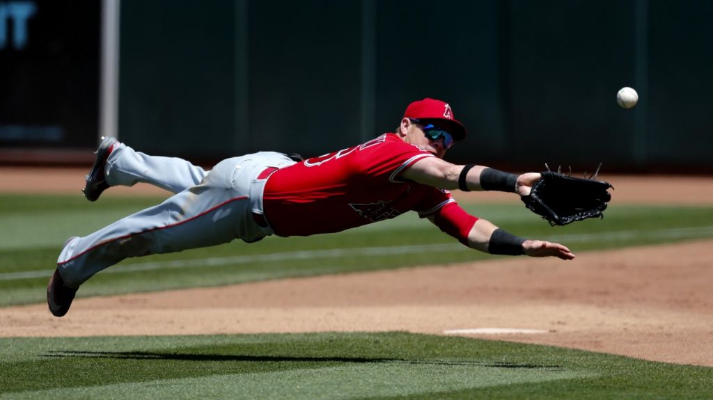  5-4. Kinsler y Calhoun conectan sendos jonrones para los Angelinos 