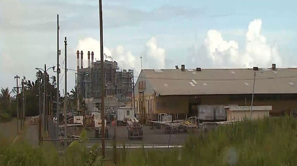  Federales ocupan postes y material que estaba escondido en un almac&eacute;n de la AEE&nbsp; 