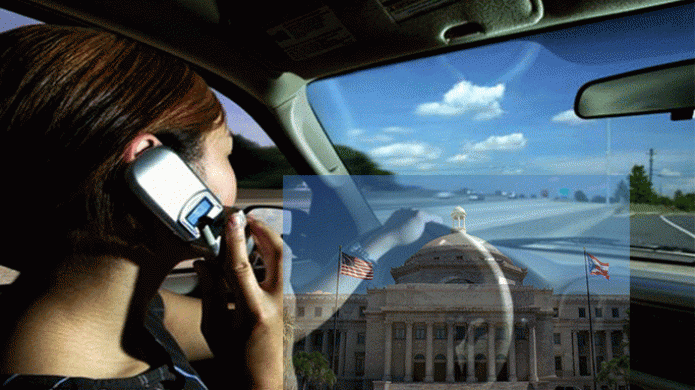 Aumentan la multa por usar un celular mientras se conduce 
