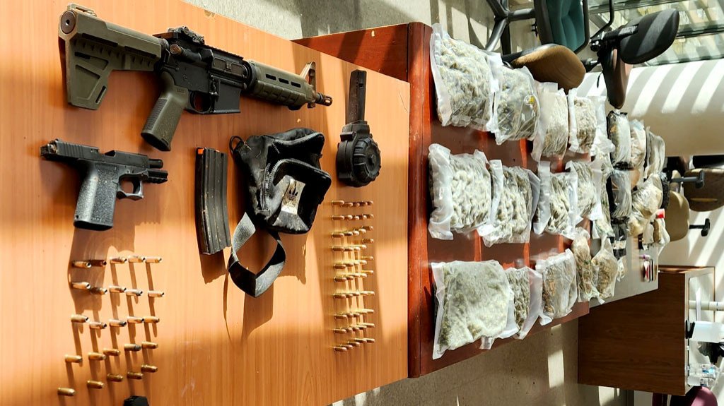  La polic&iacute;a descubre armas y 24 libras de marihuana en Aibonito 