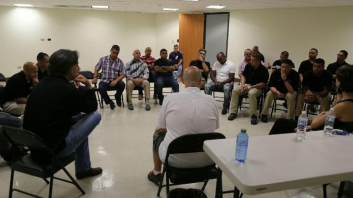 Confinados actores reciben taller educativo de director de cine de Hollywood