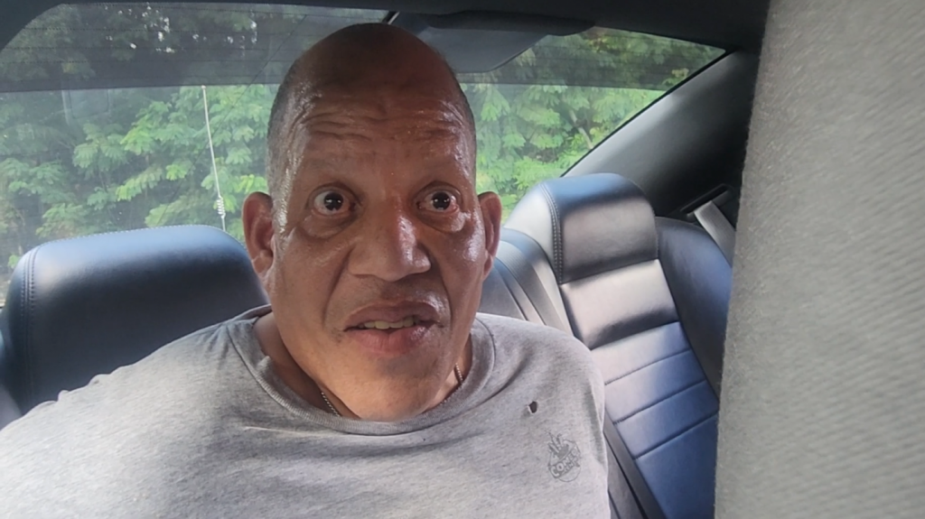  Video: Arrestan a hombre que le rob&oacute; a la fuerza el auto a su padre de 80 a&ntilde;os en Bayam&oacute;n 