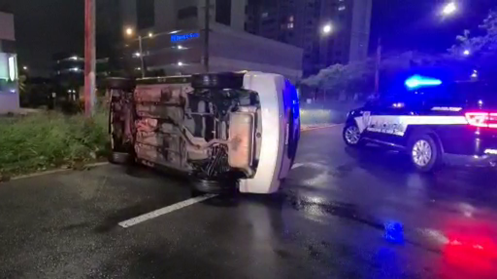  Video en vivo: Conductor en Hato Rey se vuelca y sale corriendo armado 
