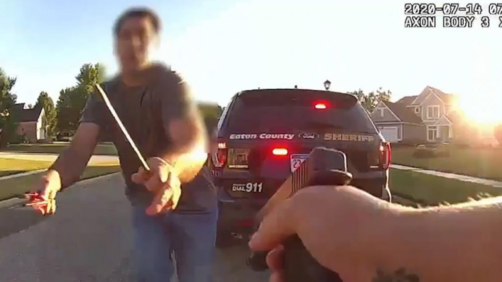  Video Hombre que se negaba usar mascarilla, muere al atacar con un cuchillo a una mujer polic&iacute;a 