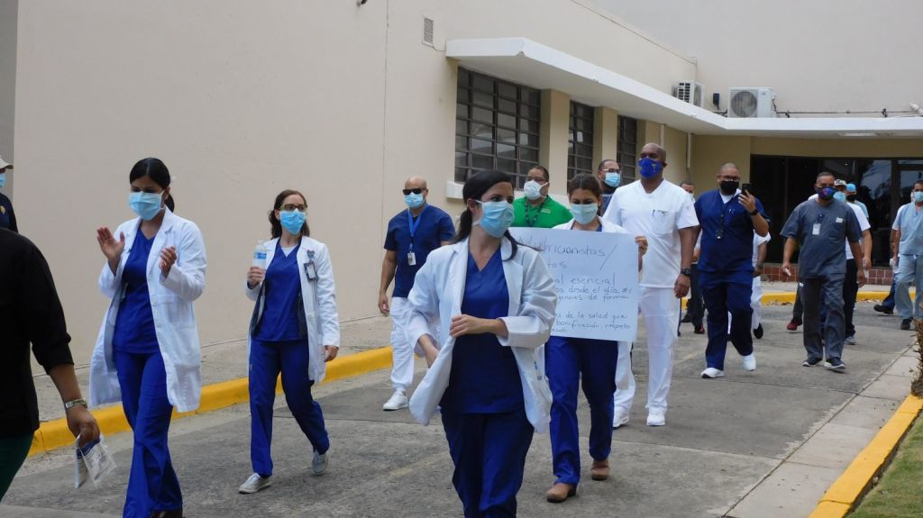  Cientos de trabajadores de la salud exigen sus incentivos en protesta frente a oficinas del secretario Gonz&aacute;lez Feliciano 