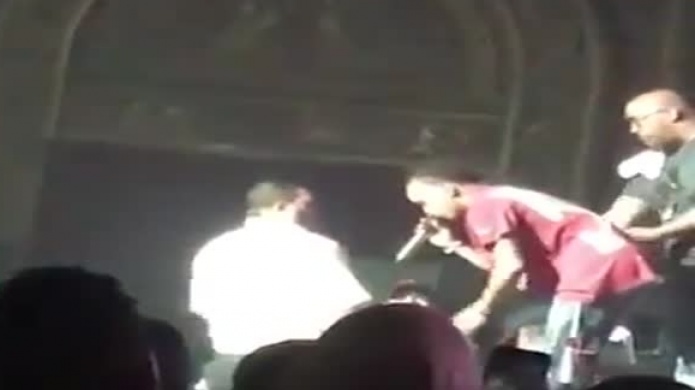 Video: Reguetonero Ozuna agrede con el micrÃ³fono a un hombre durante un concierto 