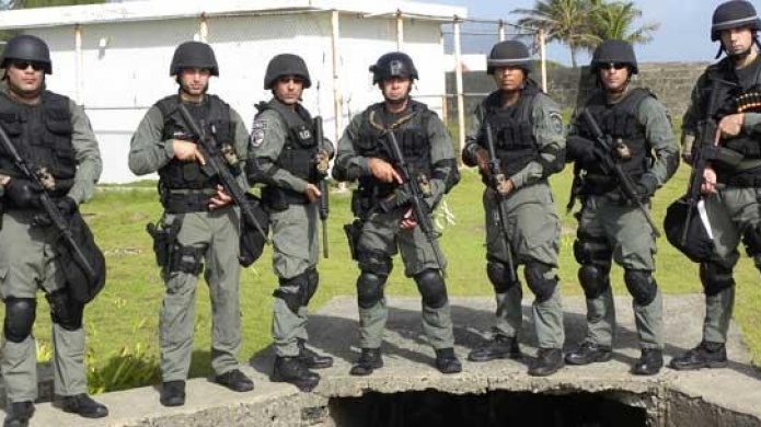 Equipo Swat de la Policia Municipal de Bayamon a poner el nombre de P.R. en Alto.