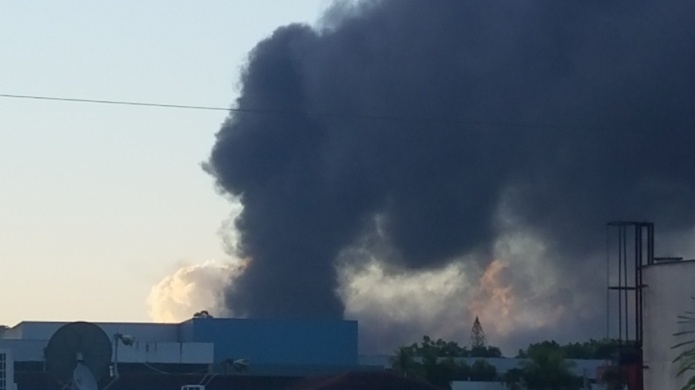 Video: Incendio en almacÃ©n de gomas en Juncos 