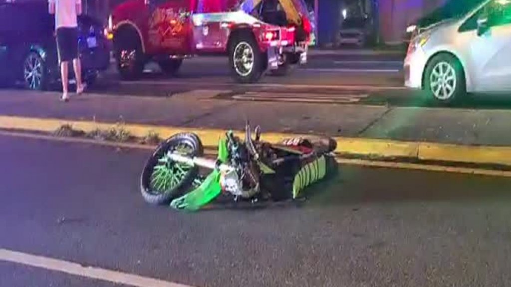  Video: Herido conductor de motora en Guaynabo luego que un auto lo impactara por detr&aacute;s 