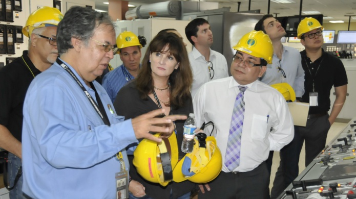 OFICIAL DE REESTRUCTURACIÃN DE LA AEE HACE RECORRIDO EN CENTRAL AGUIRRE