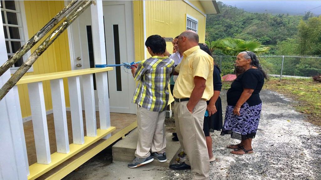  Adjuntas entrega cuarta vivienda gracias a venta de libro sobre la historia del pueblo 