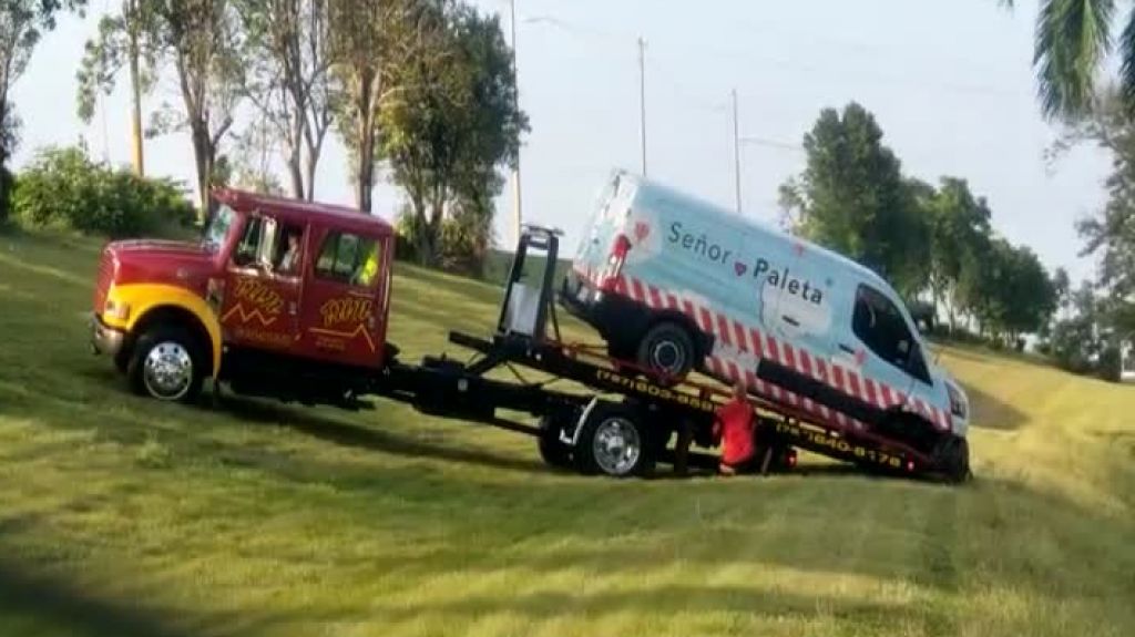  Video: Cae en una cuneta de Bayam&oacute;n una Guagua de Se&ntilde;or Paleta 