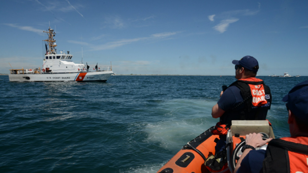  Guardia Costera busca a tres pescadores que reportaron que embarcaci&oacute;n en la que navegaban se estaba hundiendo al norte de Vega Baja 