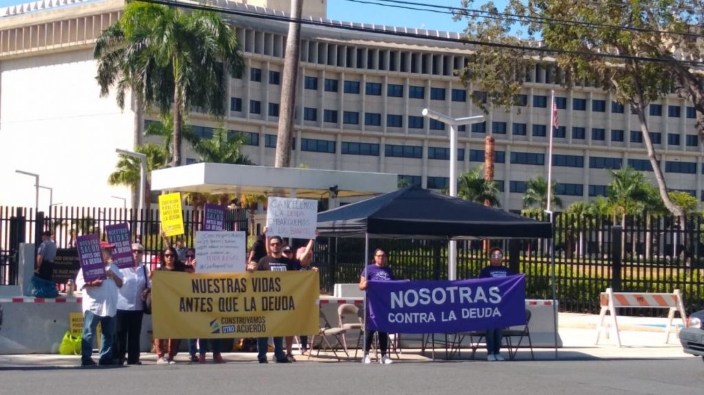  Ocupan bancos en la Milla de Oro 