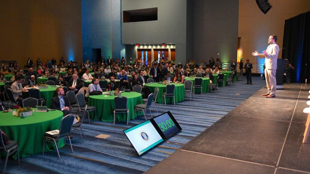  Gobernador participa de foro sobre desarrollo de negocios verdes 