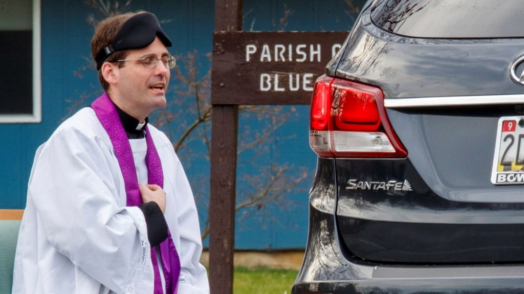  Un sacerdote escucha confesiones de fieles en coche por el coronavirus 