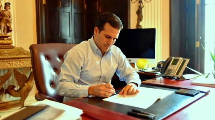 Gobernador firma la Ley del Empleador Ãnico