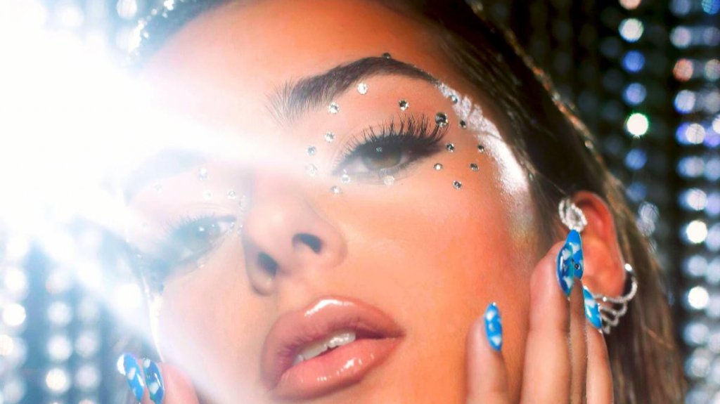  Dominicana Adriana Torrón estrena “Uña con diamante” 