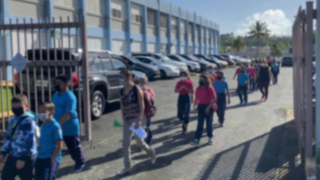 Desalojan escuela de Arecibo por emanaci&oacute;n de gas: dos menores debieron ser trasladados a un hospital de la zona 