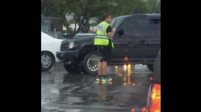Juez del tribunal de Ponce se quita la toga y dirige el transito bajo la lluvia