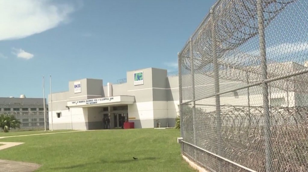  Apu&ntilde;alan confinado en c&aacute;rcel de Bayam&oacute;n 