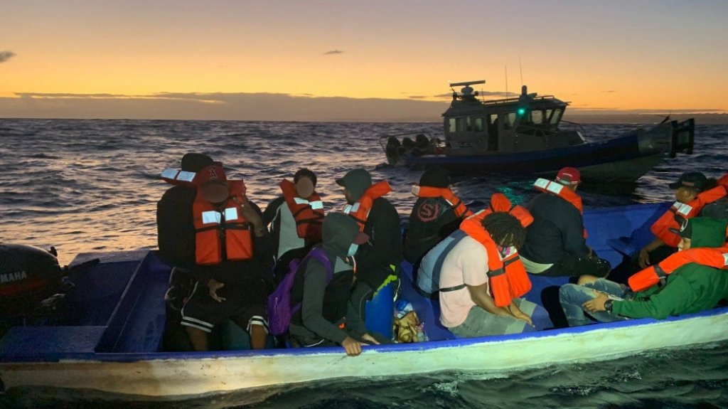  Guardia Costera repatr&iacute;a a 15 inmigrantes a la Rep&uacute;blica Dominicana, tras la interdicci&oacute;n de un viaje ilegal cerca de Aguadilla 