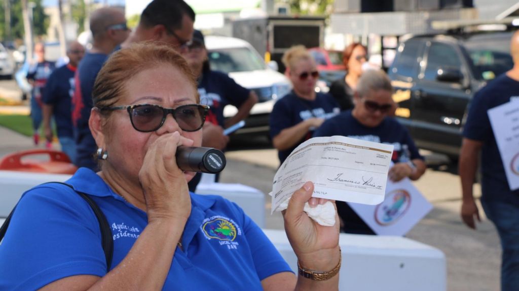  Empleados de Comedores reclaman el pago por las horas trabajadas tras paso de hurac&aacute;n Mar&iacute;a 