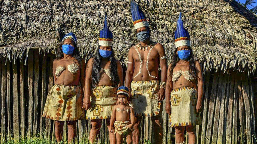  Ind&iacute;genas brasile&ntilde;os se adentran en la selva amaz&oacute;nica ante el temor a la COVID-19 