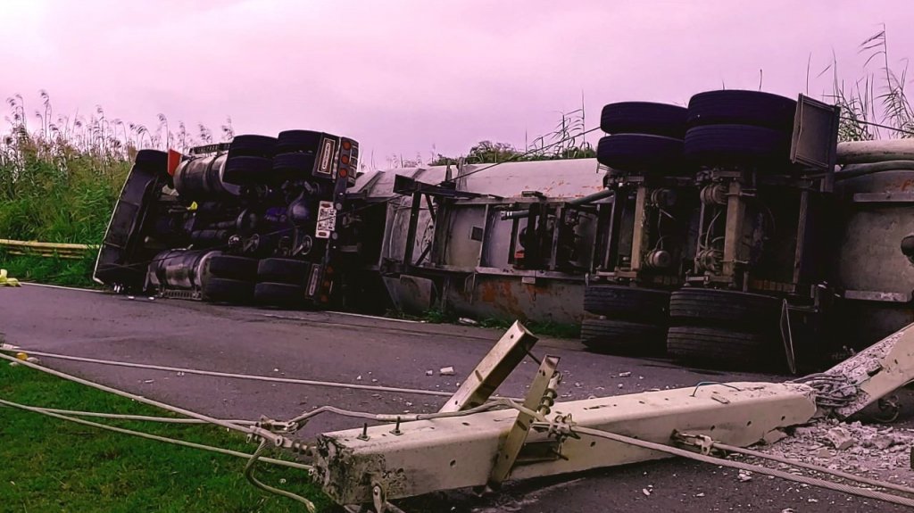  Cami&oacute;n se vuelca tras impactar contra un poste en carretera de Barceloneta 