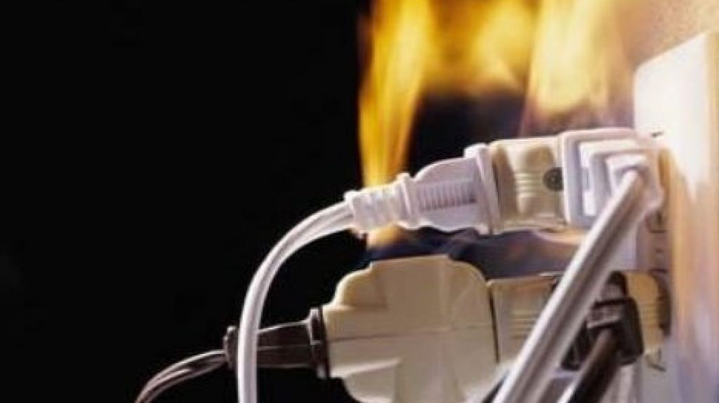  Incendio por corto circuito deja dos personas con quemaduras en Lares 