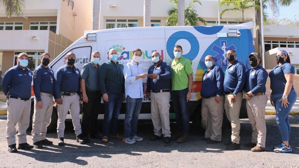  Entregan nueva ambulancia a Manejo de Emergencias de Camuy 