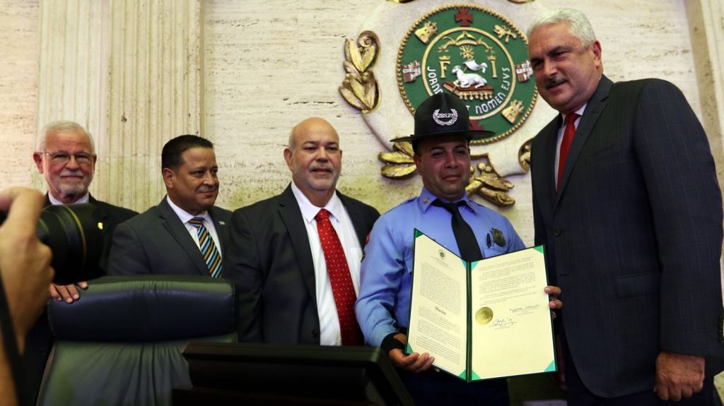  &lsquo;Johnny&rsquo; M&eacute;ndez rinde homenaje a Polic&iacute;a que intervino en incidente con Four Track en Ciales 