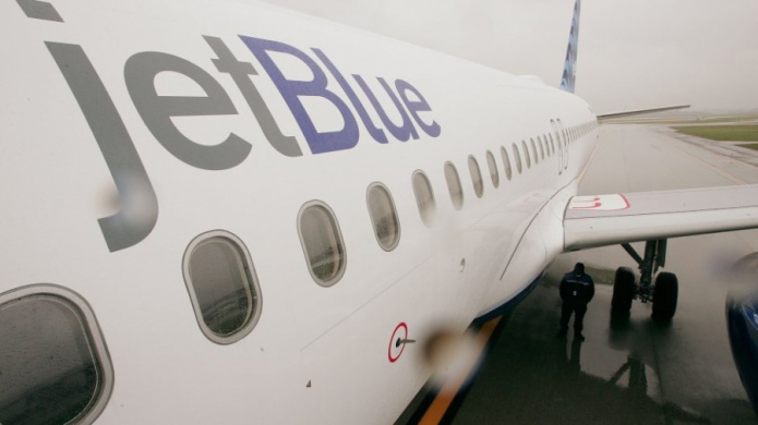 Desagradable incidente en el aire: pasajero orina sobre viajeros y equipaje en un vuelo de jetBlue