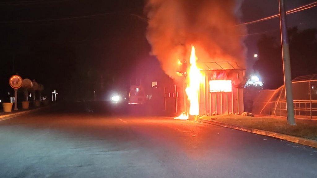  Incendio en un kiosco de venta de sellos y comprobantes para licencias en Arecibo 
