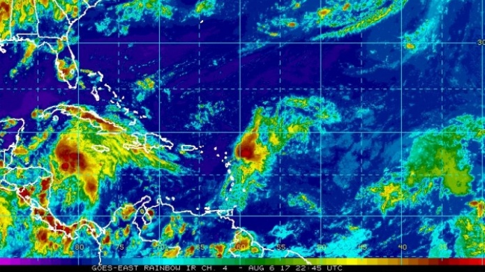 Baja presiÃ³n tiene 90% de posibilidad de convertirse en tormenta, esta madrugada. Por otro lado, se avecina onda a nuestra isla.