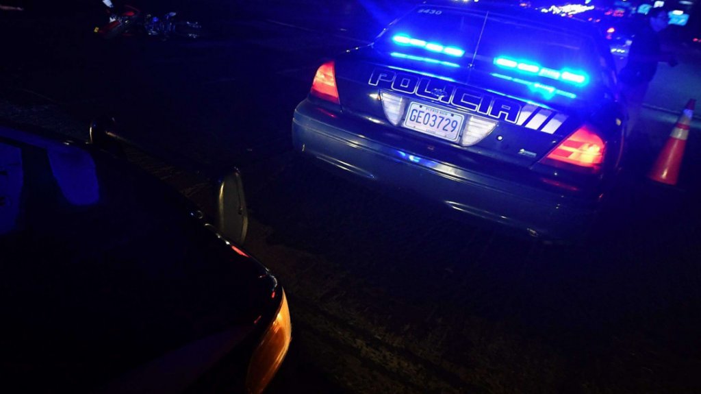  Conductor abandona la escena, donde se ocupa un arma, tras accidente de auto de car&aacute;cter grave en Manat&iacute; 