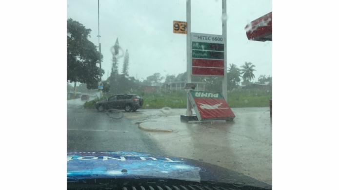 Letrero de gasolinera cae tras los fuertes vientos en Vega Baja
