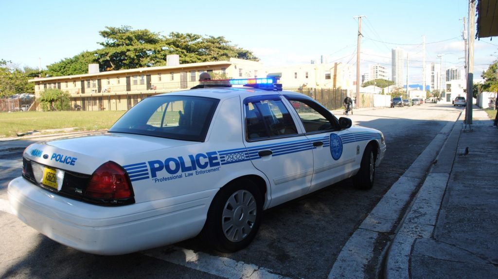  Expolic&iacute;a acusado de brutalidad policial sale bajo fianza en Miami Gardens 